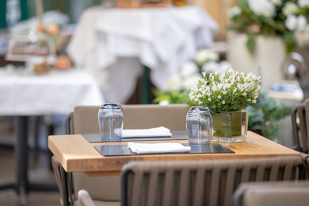 Tisch für zwei Personen auf der Terrasse des romantischen Boutique Hotels 