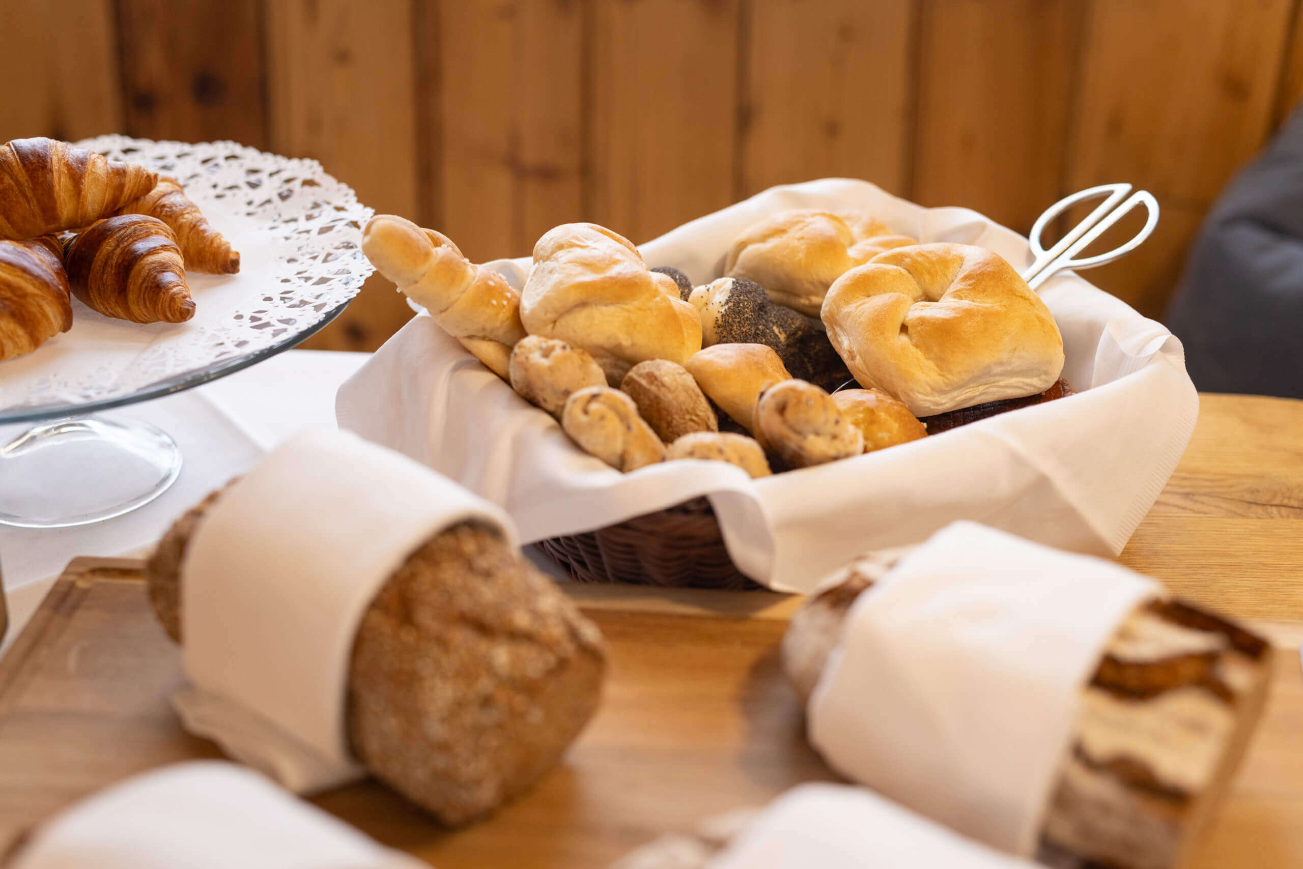 Frisches Gebäck am Frühstücksbuffet im Gasthof Goldgasse in Salzburg mit regionalen Spezialitäten und hausgemachten Köstlichkeiten.