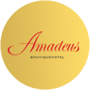 Rundes Logo des Hotel Amadeus auf gelb goldenem Hintergrund 