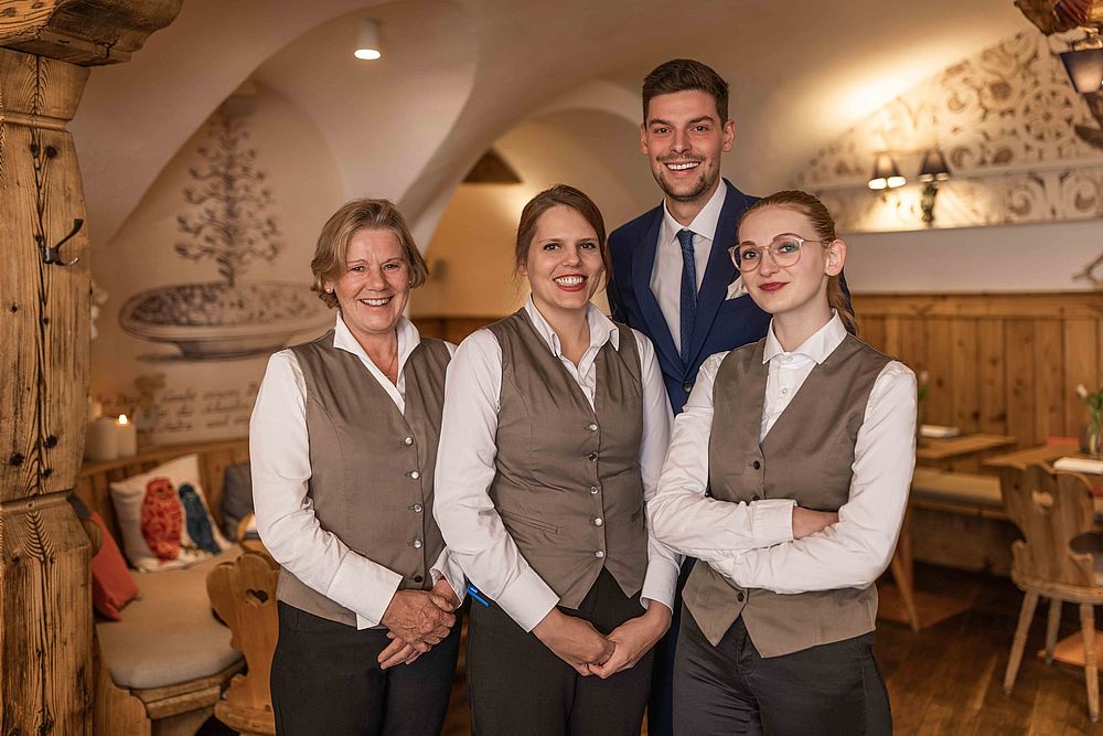 Quattro sorridenti dipendenti della Gasthof Goldgasse