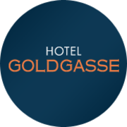 Rundes Logo des Hotel Goldgasse mit blauem Hintergrund