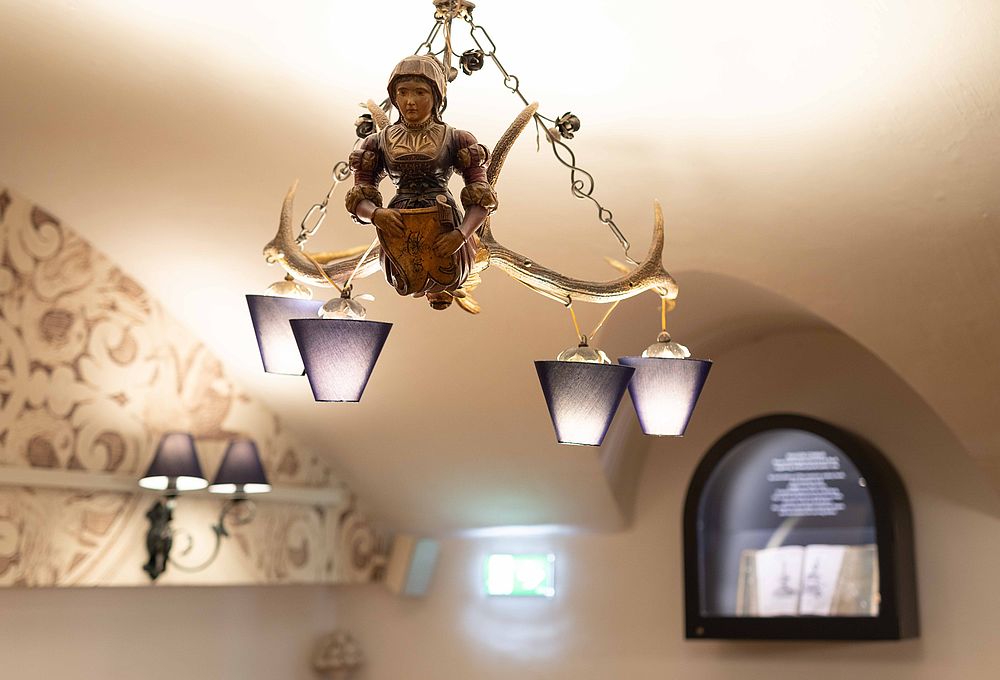 Eine dekorative Wirtshauslampe im Gasthof Goldgasse